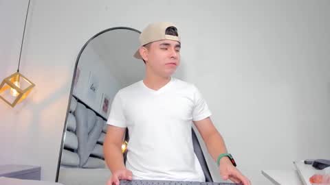 Snapshot of lianfox_ chatting on 12/19/25, 12:56 lianfox_ online show from 12/19/25, 12:56
