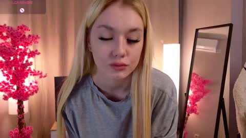 Snapshot of light_babe chatting on 11/11/25, 02:06 Sofia online show from 11/11/25, 02:06