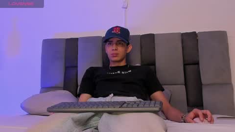 Snapshot of light_eyes_ chatting on 06/20/26, 06:11 Jhonatan online show from 06/20/26, 06:11