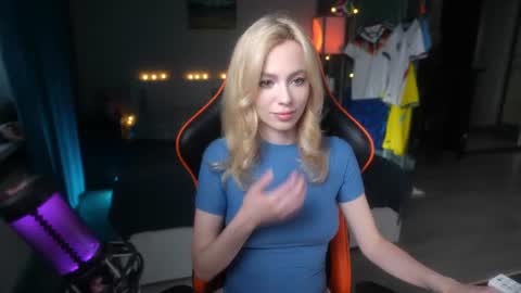 Snapshot of like_pie chatting on 06/24/26, 04:06 Ilona 3 OF online show from 06/24/26, 04:06