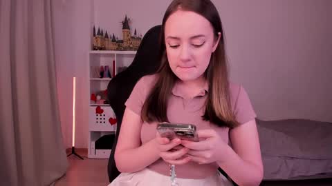 Snapshot of lil_happiness chatting on 02/16/25, 06:21 for free registration 3 online show from 02/16/25, 06:21