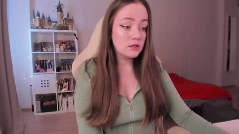 Snapshot of lil_happiness chatting on 09/25/25, 01:37 for free registration 3 online show from 09/25/25, 01:37