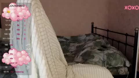 Snapshot of lil_luna_x chatting on 01/22/25, 01:00 little moon online show from 01/22/25, 01:00