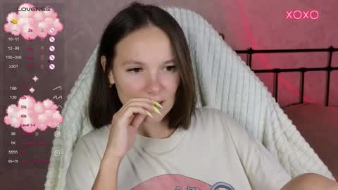 Snapshot of lil_luna_x chatting on 09/21/25, 09:27 little moon online show from 09/21/25, 09:27