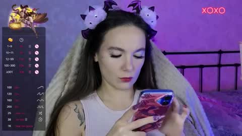 Snapshot of lil_luna_x chatting on 10/31/25, 01:01 little moon online show from 10/31/25, 01:01