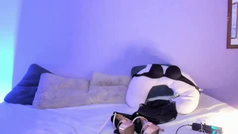 Snapshot of lil_swaay chatting on 03/11/25, 01:16 Lola online show from 03/11/25, 01:16