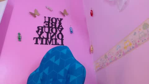 Snapshot of lila_pinky chatting on 01/23/25, 06:35 L I L A online show from 01/23/25, 06:35
