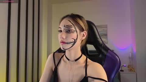 Snapshot of lilcatalia chatting on 10/31/25, 11:22 Hi im Yuki online show from 10/31/25, 11:22