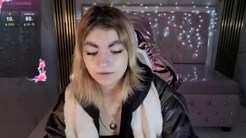 Lili online show from 11/18/25, 03:12