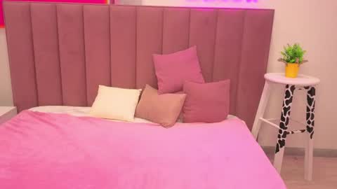 Lilli  follow me kiss online show from 08/04/26, 10:07