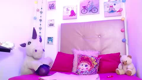 Snapshot of lili_roussi chatting on 03/12/25, 09:12 lili_roussi online show from 03/12/25, 09:12