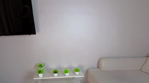 Hi I am Luna online show from 05/10/26, 03:06
