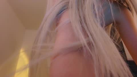 Snapshot of lilicherry_ chatting on 11/14/25, 10:40 Lili online show from 11/14/25, 10:40