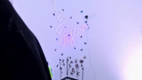 Snapshot of lilielou_ chatting on 11/28/25, 10:56 Lilie online show from 11/28/25, 10:56