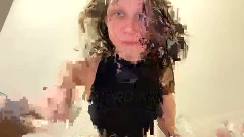 Snapshot of lilies_and_minipoots chatting on 02/08/25, 10:07 Sonechka online show from 02/08/25, 10:07