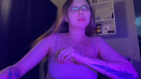 Snapshot of lilies_and_minipoots chatting on 02/12/26, 03:01 Sonechka online show from 02/12/26, 03:01