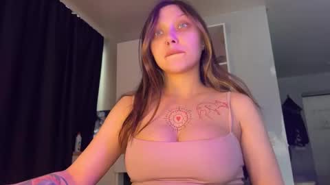 Snapshot of lilies_and_minipoots chatting on 02/15/26, 11:41 Sonechka online show from 02/15/26, 11:41