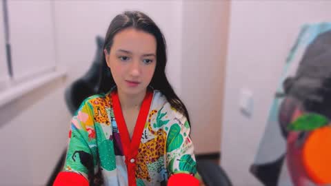 Snapshot of lililaluna chatting on 01/13/25, 05:23             ...  online show from 01/13/25, 05:23