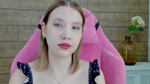 LiliLinn online show from 10/21/25, 04:24