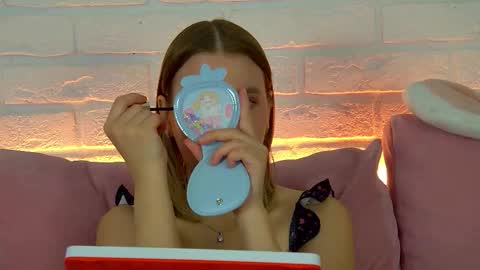 LiliLinn online show from 11/13/25, 05:39