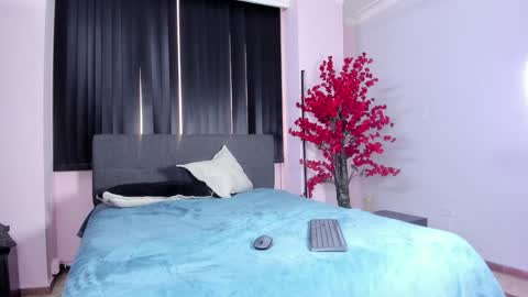 Snapshot of lilith_and_marcusblain chatting on 01/17/25, 10:23 Lili Marcus online show from 01/17/25, 10:23