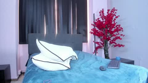 Snapshot of lilith_and_marcusblain chatting on 01/22/25, 10:15 Lili Marcus online show from 01/22/25, 10:15