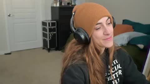 Snapshot of lilithoftrees chatting on 12/18/24, 08:03 L online show from 12/18/24, 08:03