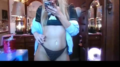 Snapshot of lilithohfish chatting on 10/23/25, 02:05 Lilithohfish online show from 10/23/25, 02:05