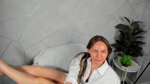 lillian_white1 online show from 02/07/25, 11:01