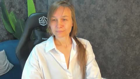 lillian_white1 online show from 09/27/25, 12:04