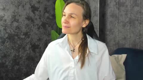 lillian_white1 online show from 04/26/26, 01:03
