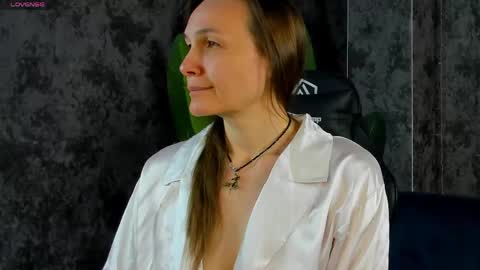 lillian_white1 online show from 05/17/26, 12:52
