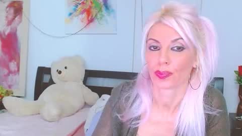 Snapshot of lillianasara chatting on 11/20/25, 09:25 Lara online show from 11/20/25, 09:25