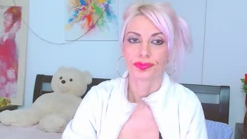 Snapshot of lillianasara chatting on 12/05/25, 03:37 Lara online show from 12/05/25, 03:37