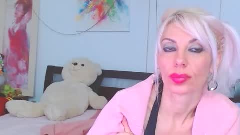 Snapshot of lillianasara chatting on 12/14/25, 02:39 Lara online show from 12/14/25, 02:39