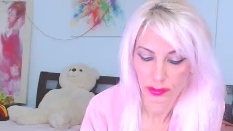 Snapshot of lillianasara chatting on 12/16/25, 01:43 Lara online show from 12/16/25, 01:43