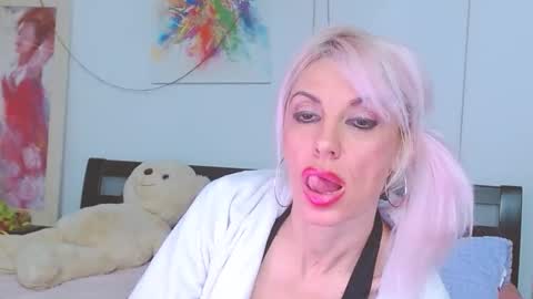 Snapshot of lillianasara chatting on 12/18/25, 06:47 Lara online show from 12/18/25, 06:47