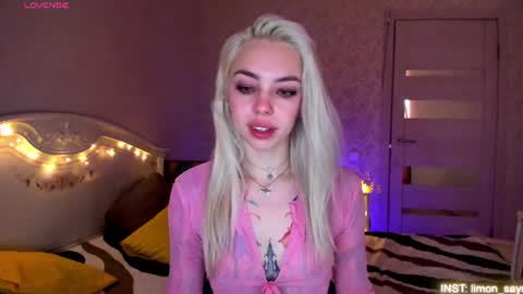 Snapshot of lillimooore chatting on 06/19/26, 12:26 LilliMoore online show from 06/19/26, 12:26