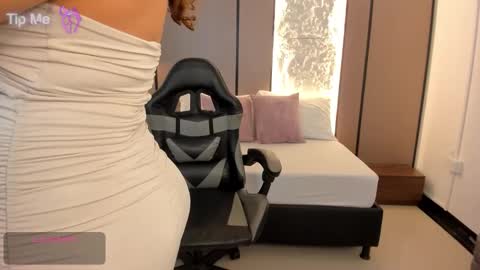 L I L L Y online show from 12/21/25, 12:23