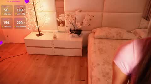 Snapshot of lilly_colins chatting on 07/13/26, 08:00 Lilly Colins online show from 07/13/26, 08:00