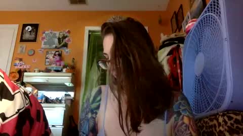hi guys im back on here 3 online show from 09/14/25, 10:31