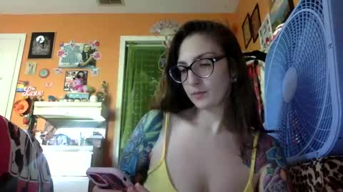 hi guys im back on here 3 online show from 10/01/25, 07:09