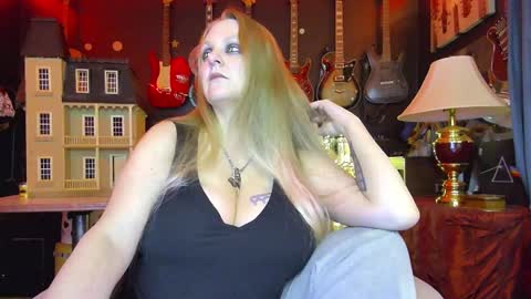 Snapshot of lillyth chatting on 02/11/25, 06:19 Lillyth Eden online show from 02/11/25, 06:19