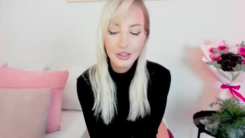 Lilou  online show from 11/04/25, 12:26