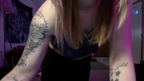 Snapshot of lilsirenluna chatting on 05/27/26, 01:57 Luna online show from 05/27/26, 01:57