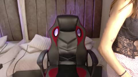 Snapshot of lily_beet chatting on 11/10/25, 03:38 Lily online show from 11/10/25, 03:38