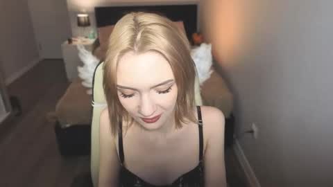 Snapshot of lily_moony chatting on 02/22/26, 12:58 Lily online show from 02/22/26, 12:58