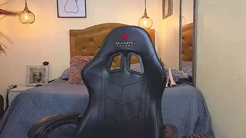 lily_sanderss online show from 12/19/25, 12:23