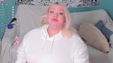 Snapshot of lilybelll chatting on 12/31/24, 01:26 Lily online show from 12/31/24, 01:26