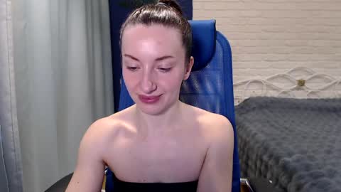 Snapshot of lilymellow chatting on 04/21/26, 08:20 Lily online show from 04/21/26, 08:20